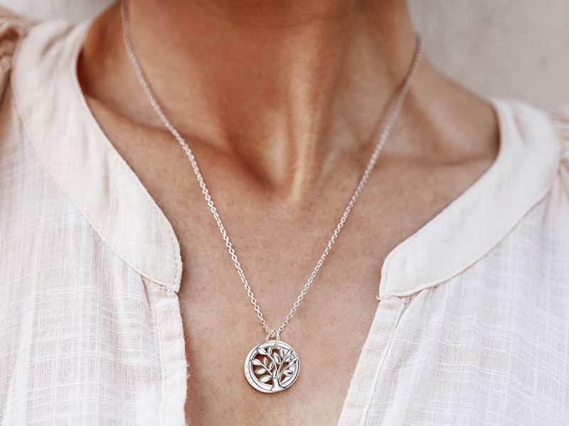 wearing-circular-personalised-family-tree-myjewellerystory-blog
